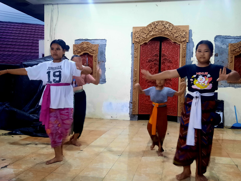 Melukis Indahnya Budaya Bali: Anak-Anak Perumahan Pegending Permai Antusias dalam Latihan Menari